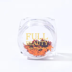 Vista macro di paillettes per unghie a foglia d'acero arancione in vasetto per nail art autunno