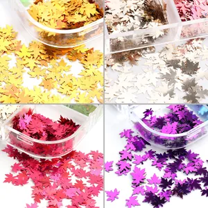 Dettagli di paillettes per unghie a forma di foglia d'acero per decorazioni del Ringraziamento