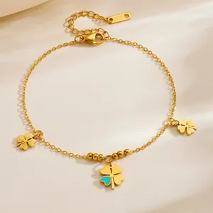 Goldenes Kleeblatt Fußkettchen aus Titanstahl mit hellblauem Emaille-Herz-Anhänger