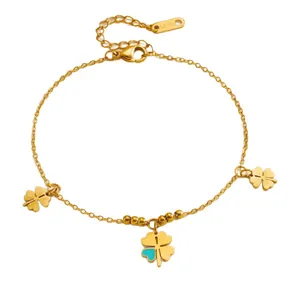 Goldenes Titanstahl-Fußkettchen mit Kleeblatt-Anhänger, Emaille-Detail und Verlängerung