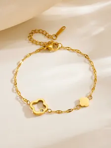 Vista macro de pulsera de trébol dorado con incrustación de circón y cierre ajustable