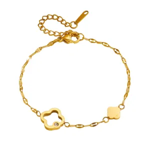 Pulsera de acero dorado con trébol calado y detalle de cristal brillante