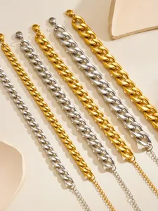 Detailweergave van gouden en zilveren Cubaanse schakelarmbanden in drie breedtes met karabijnsluiting