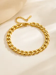 Detail van 18K vergulde Cubaanse ketting met karabijnsluiting en gegraveerd S-STEEL logo