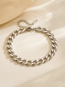 Detailopname van een zilveren roestvrijstalen schakelarmband met karabijnsluiting