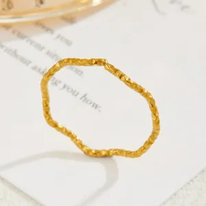 Μίνιμαλ δαχτυλίδι από ανοξείδωτο ατσάλι 18K χρυσό με σφυρήλατη υφή και κυματιστό σχέδιο