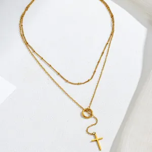 Elegante collar de doble capa chapado en oro con cadena de cuentas y colgante de cruz