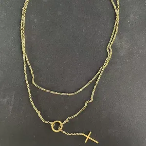 Collar de doble capa dorado con colgante de cruz y anillo en cadena de estilo minimalista