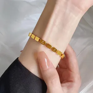 Bracelet pour femme en acier titane doré avec breloques rectangulaires gravées LOVE