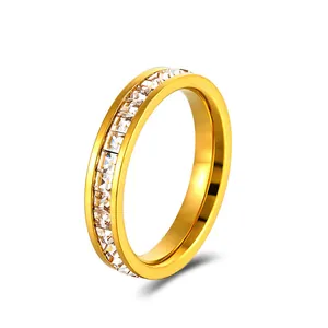 Luxe gouden titanium stalen ring met een volledige cirkel van vierkante zirkonia's