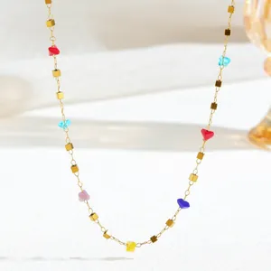Gouden roestvrijstalen ketting met kleurrijke kristallen hangers en gouden kralen