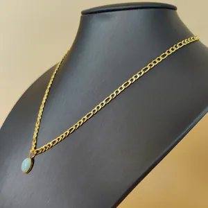 Collier en acier plaqué or 18K avec pierre ovale vert menthe sur buste de mannequin