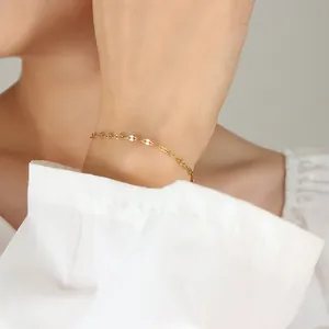 Minimalistisches Goldarmband für Damen mit feinen Plättchen und glänzendem Metall-Finish