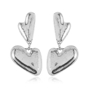 Pendientes de corazón vintage en plata con textura martillada y diseño asimétrico