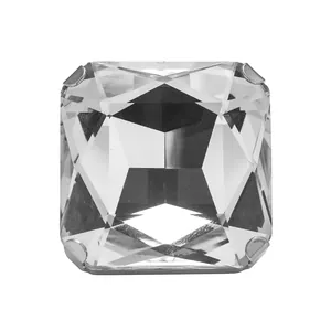Anello in metallo argento con grande cristallo a taglio quadrato in una montatura a quattro griffe