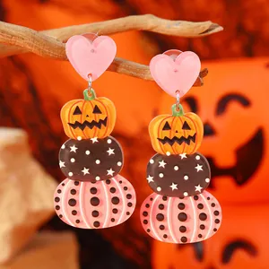 Λεπτομέρεια από ακρυλικά σκουλαρίκια Halloween με σχέδια κολοκύθας σε ξύλινα κλαδιά