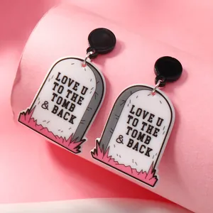 Dettaglio degli orecchini a tomba in acrilico con design del testo Love U to the Tomb