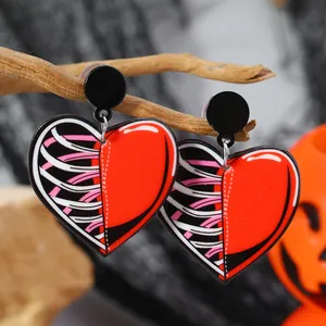 Halloween Gothic Herz Acryl Ohrringe mit Skelett Rippenmuster an einem Ast
