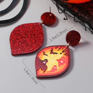 Macro-opname van rode glitter Halloween oorbellen met spookprint, gedetailleerde afmetingen