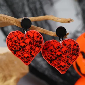Halloween Herz-Ohrringe aus Acryl mit Totenkopfmuster an gruseligen Zweigen