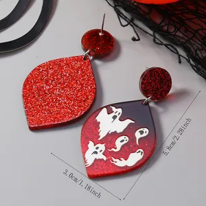 Detail van rode glitter Halloween oorbellen met afmetingen van 5,8 cm x 3,0 cm
