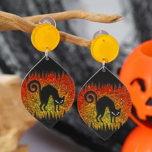 Detail van Halloween-oorbellen van acryl met zwarte kat en spinnenwebpatroon op hout