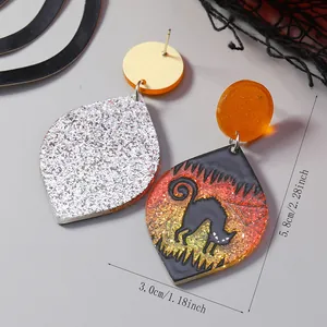 Detail van asymmetrische Halloween oorbellen met zwarte kat silhouet en de afmetingen