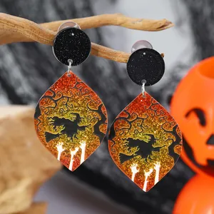 Detail van Halloween acryl oorbellen met oranje glitters en spookachtige silhouetontwerpen