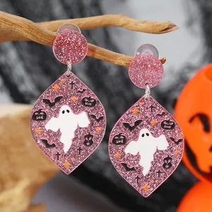 Detail van roze glitter acryl Halloween oorbellen met spook- en vleermuisprints