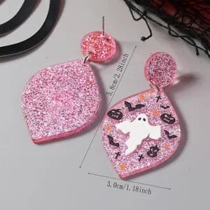 Detail van roze glitter Halloween oorbellen met spookprint en een lengte van 5,8 centimeter
