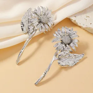 Spille a forma di girasole vintage in argento con trama metallica martellata