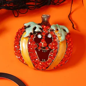 Detailansicht der Halloween-Kürbisbrosche mit orangefarbenen Strasssteinen und Goldbasis