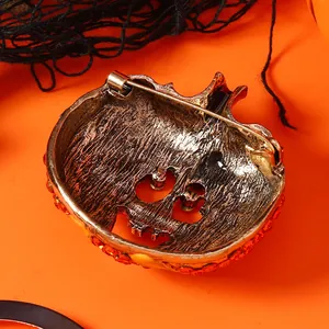 Makro-Detail der Halloween-Kürbis-Brosche Rückseite mit Metall-Finish und Nadel