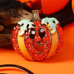Halloween Kürbis Brosche mit roten Strasssteinen und orangefarbenem Emaille-Besen Pin
