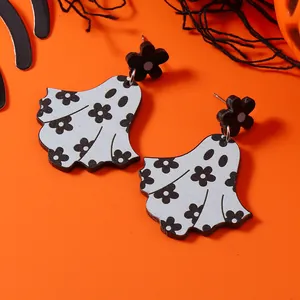 Σκουλαρίκια φαντάσματα Halloween με φλοράλ σχέδια σε εορταστικό πορτοκαλί φόντο με ιστό αράχνης