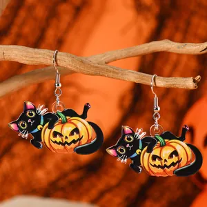 Λεπτομέρεια από ακρυλικά σκουλαρίκια Halloween με μαύρη γάτα σε κολοκύθα πάνω σε ξύλο