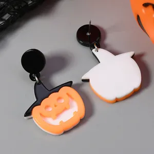Pendientes de calabaza acrílica con sombrero de bruja negro para un look festivo oscuro