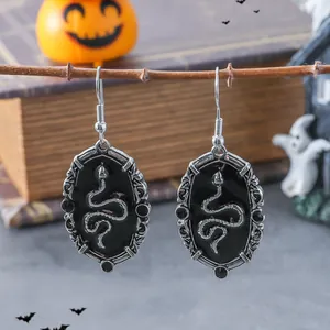 Gotische Schlangenohrringe mit schwarzer Emaille auf einem Halloween-Zweig