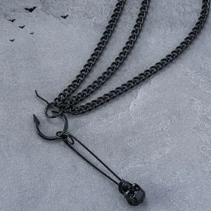 Schwarze Gothic-Ohrringe mit mehrlagiger Kette, Sicherheitsnadel und Totenkopf-Anhänger