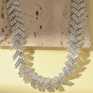 Detailopname van de exotische zilveren ketting met strass en geometrische schakels