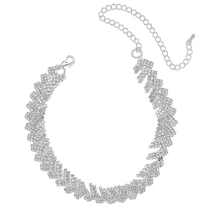 Detail van een zilverkleurige meerlaagse strass-choker met een gekartelde geometrische rand