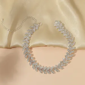 Detailweergave van zilveren choker met kristalpatronen en verstelbare karabijnsluiting