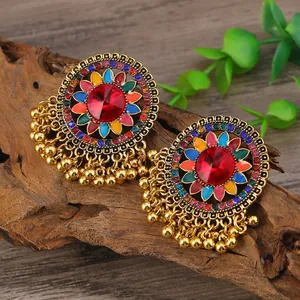Detailansicht von Vintage-Ohrringen mit Emaille-Blumen und goldenen Perlen-Quasten
