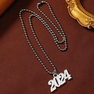 Retro 2024 zilveren hanger ketting met kralenketting op vintage stijl achtergrond
