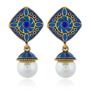 Detail von Vintage Jhumka Ohrringen mit blauem Emaille-Blumenmuster und weißen Perlen