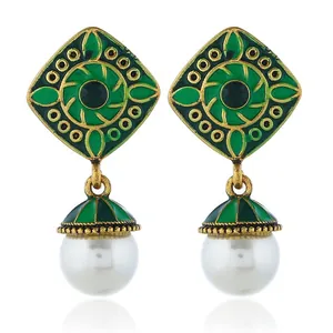 Detail von Vintage Jhumka Ohrringen in Gold mit grünem Emaille und weißen Perlen