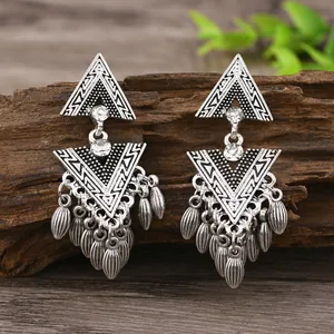Details von böhmischen Silber-Ohrringen mit geometrischen Dreiecken und Blatt-Quasten