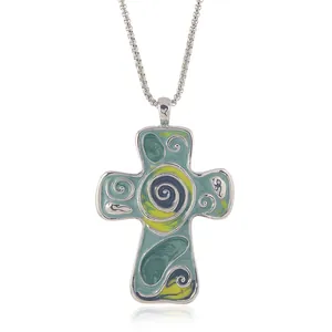 Macro-opname van zilveren kruishanger met kleurrijk emaille en een box-stijl ketting