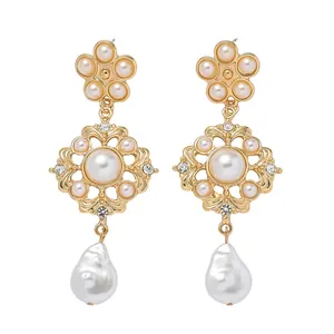 Boucles d'oreilles dorées avec perles baroques et motifs floraux pour femmes