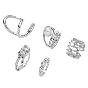 Détail d'un ensemble de bijoux argentés cinq pièces avec bagues et bagues d'oreilles